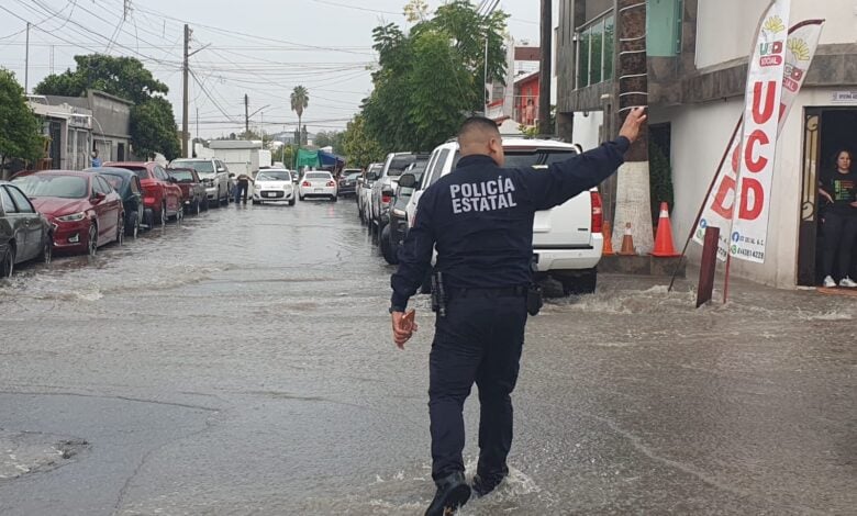 Auxilian policías estatales a los afectados por lluvias en Saltillo
