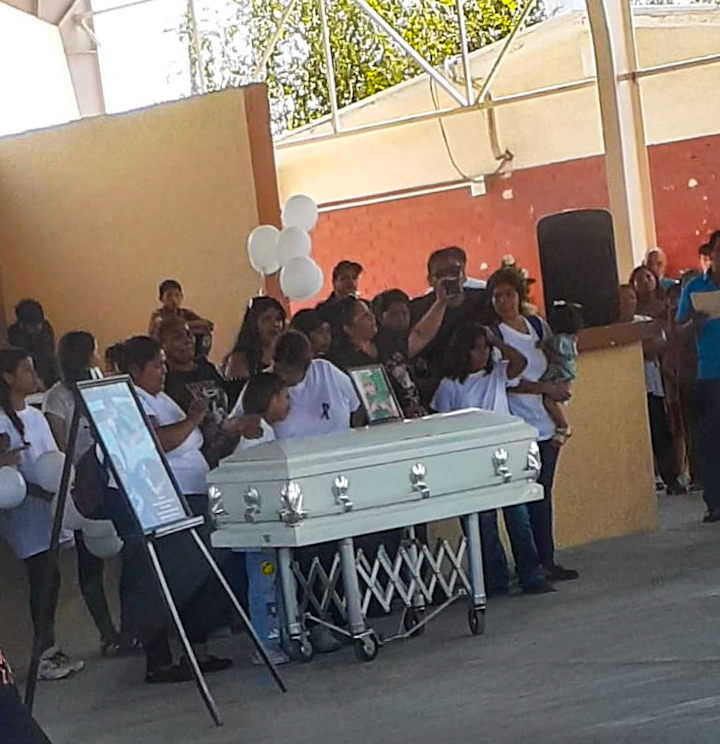 Entre lágrimas despiden a  Alexander en su escuela