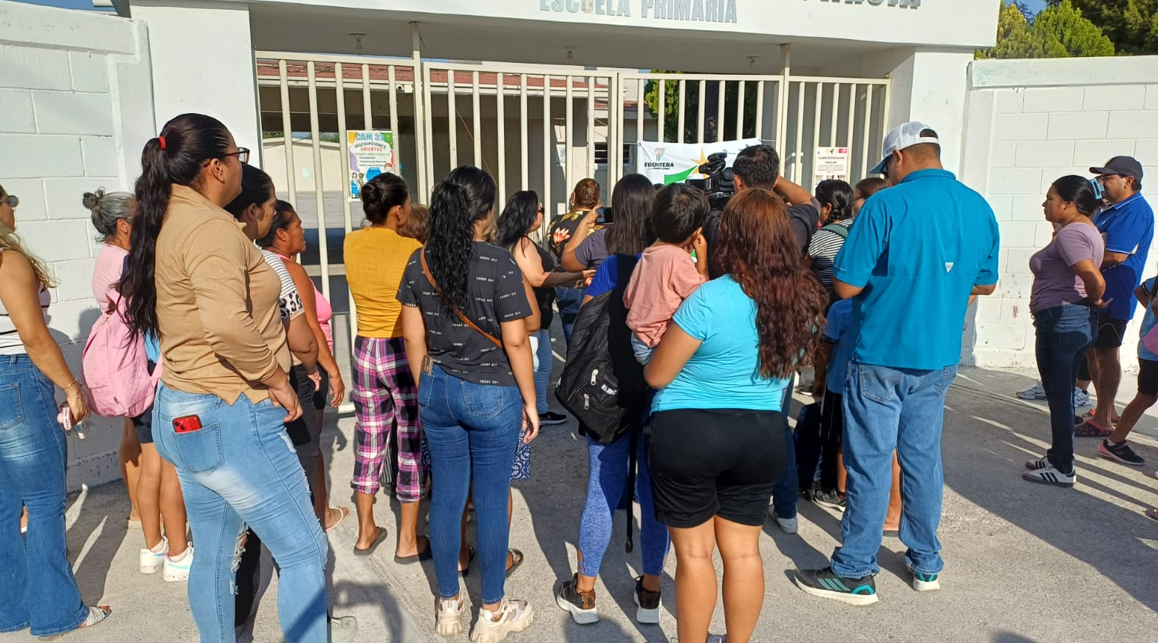 Cierre de primaria divide a padres de familia en Frontera