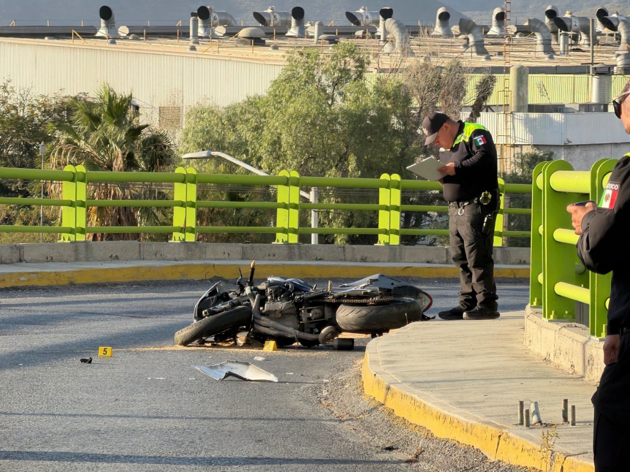 Muere motociclista tras impactarse con puente