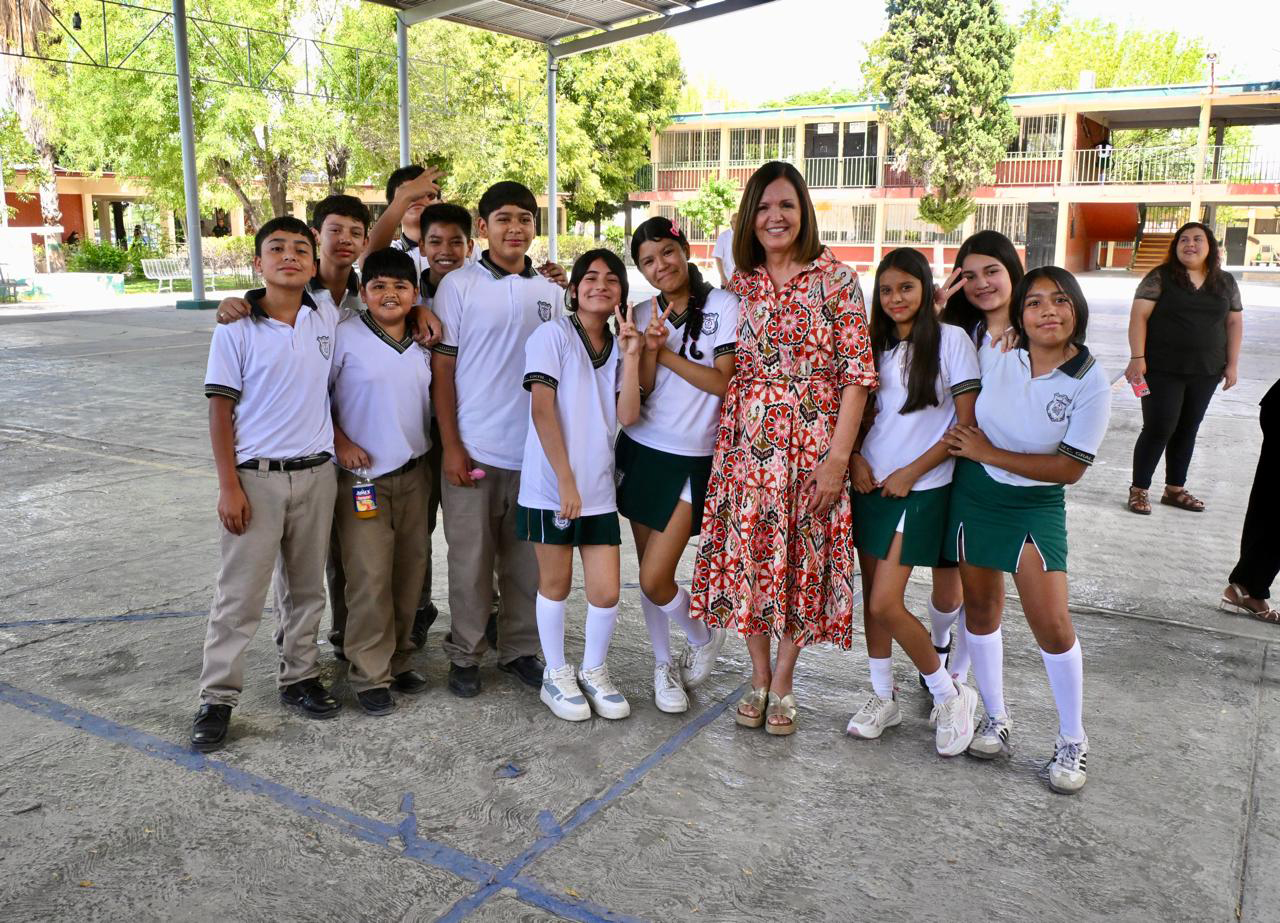 Sari Pérez Entrega mobiliario y equipo deportivo a secundaria de Frontera