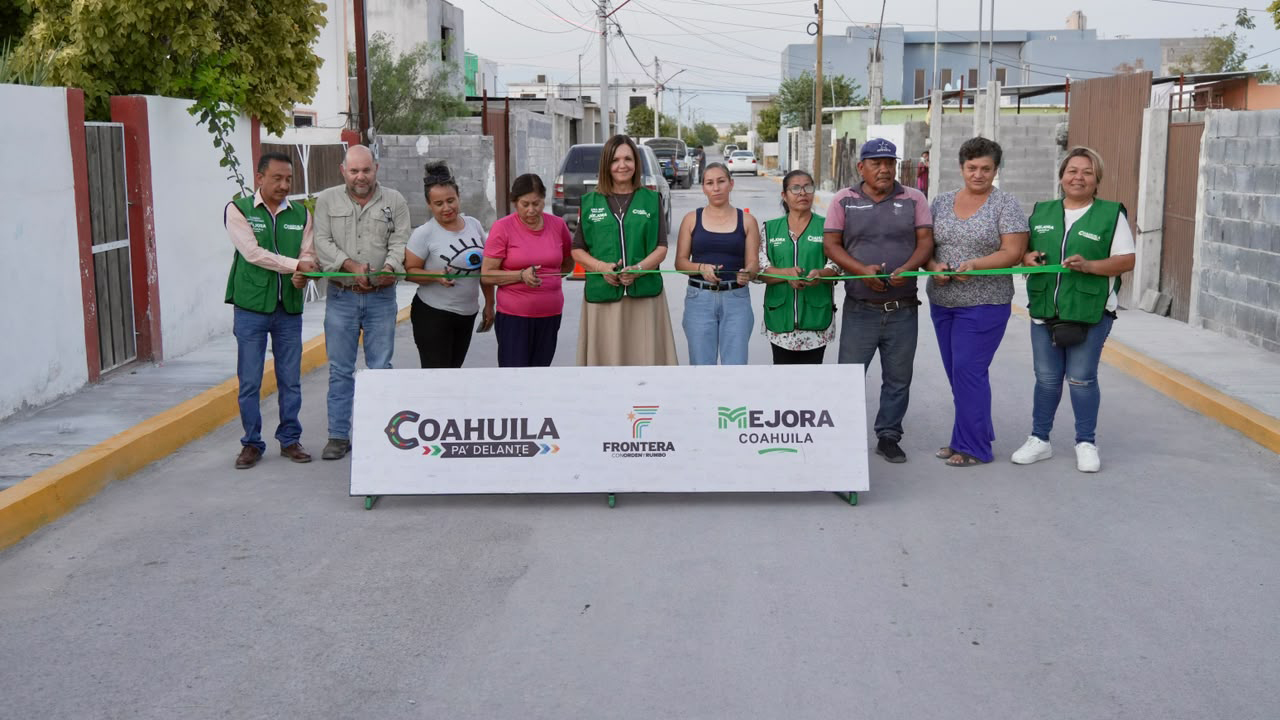 Entregan obras de banquetas de concreto en Frontera