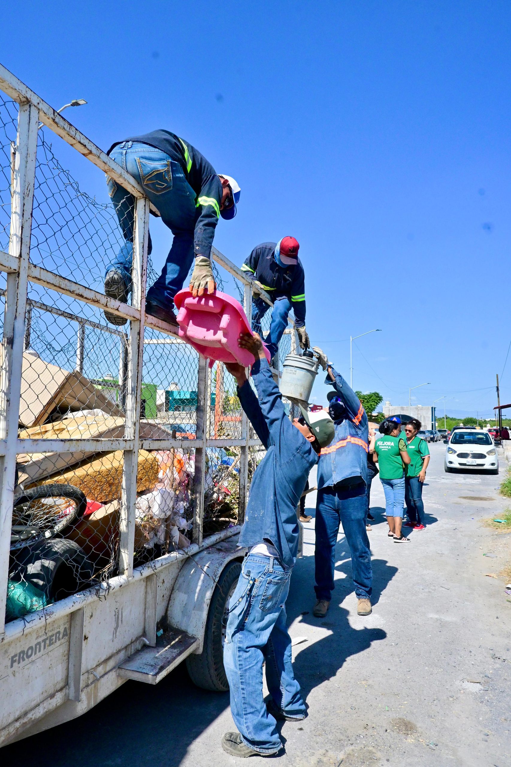 Encabeza Sari Pérez jornada de limpieza en Rieles del Valle