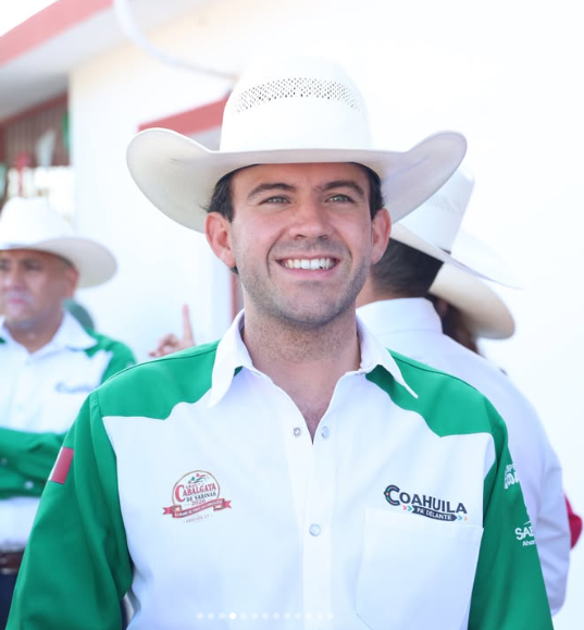 Presente Gabriel Elizondo en Gran Cabalgata Sabinas