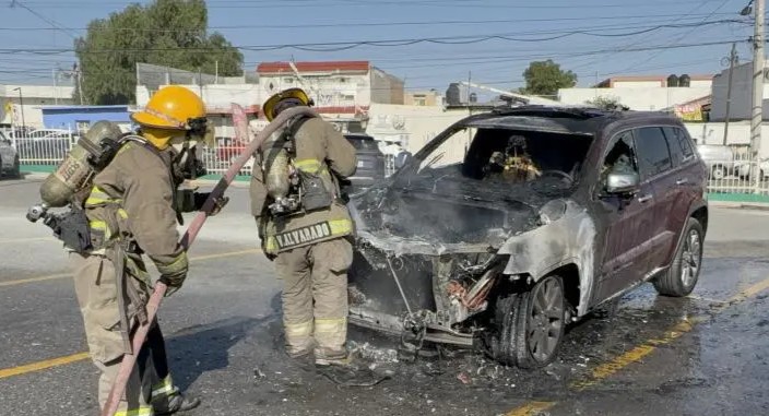Fuego consume camioneta estacionada; no hay heridos