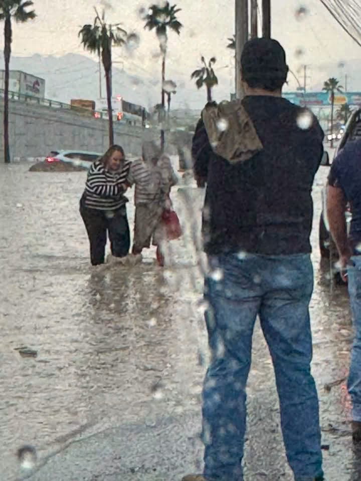 Rescata el Chavito a dama atrapada durante la lluvia
