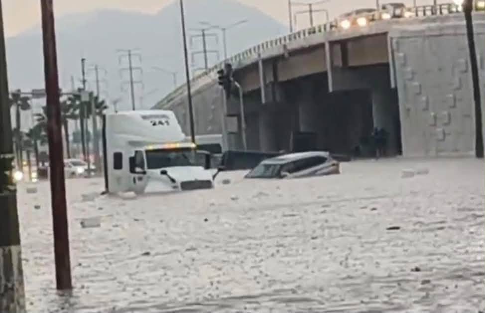 Desquicia tormenta vialidades en Saltillo
