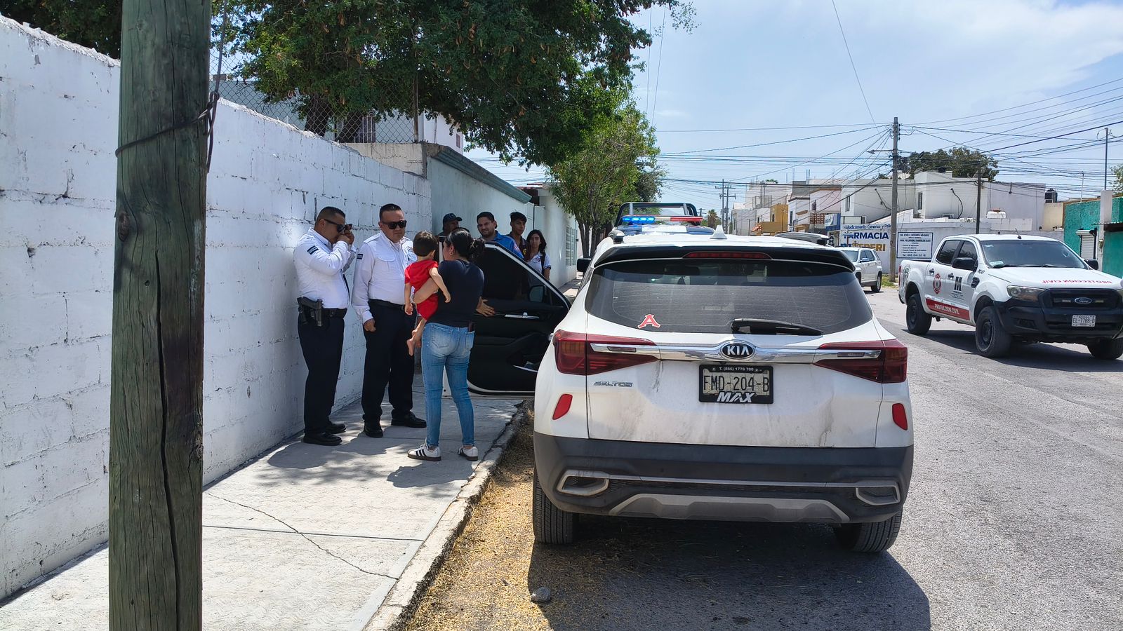 Olvida llaves en el auto; deja encerrado a su hijo