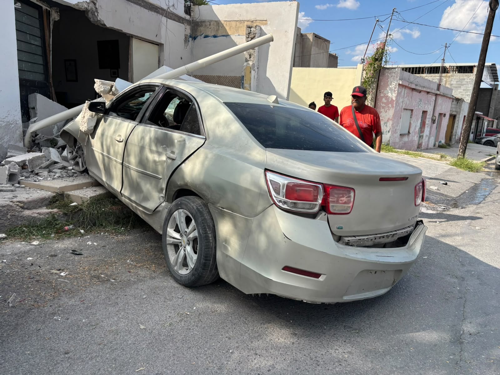Joven destroza 4 autos y daña despacho jurídico