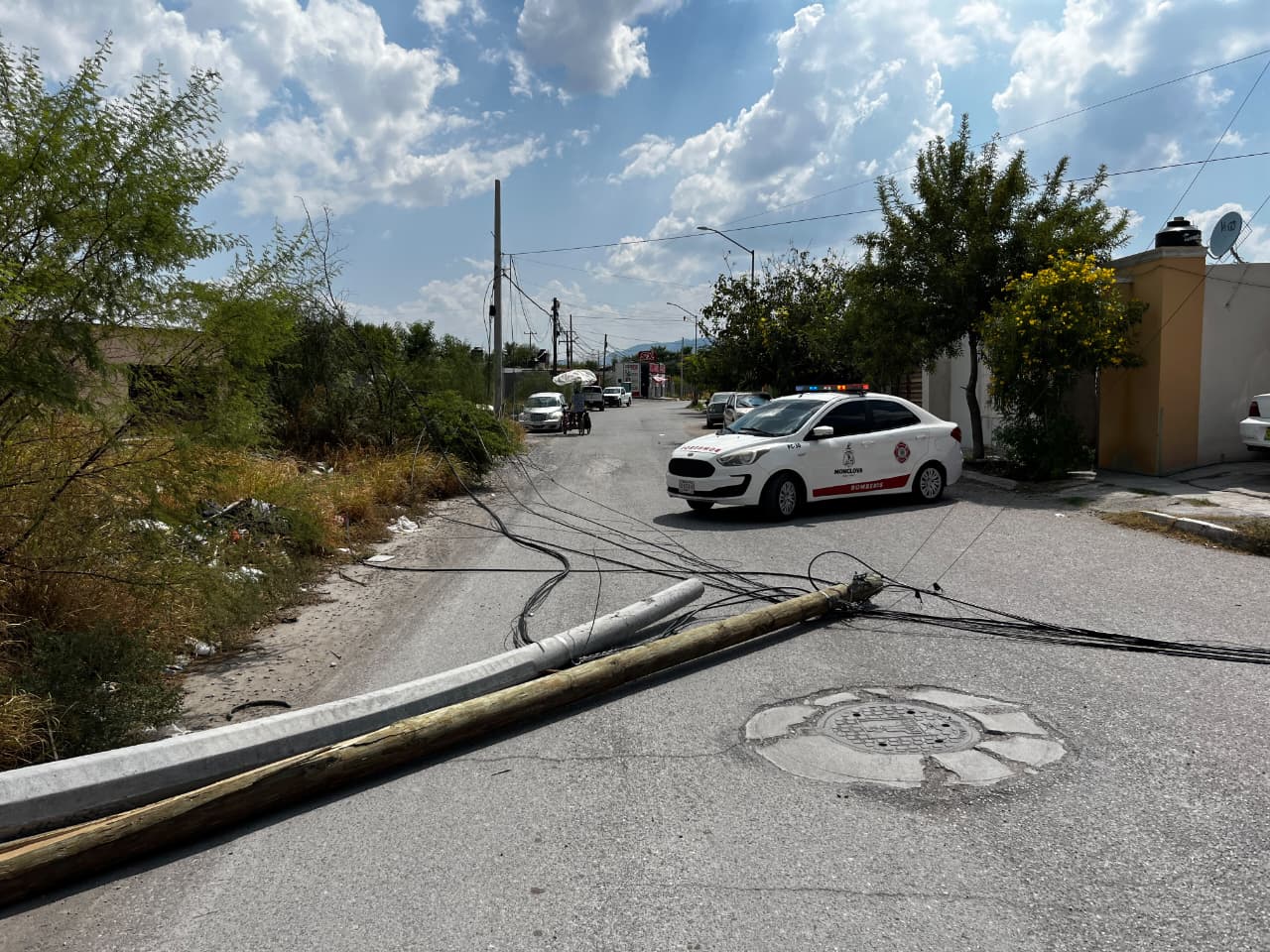 Tráiler derriba postes y deja sin energía a la Valle Nogalar