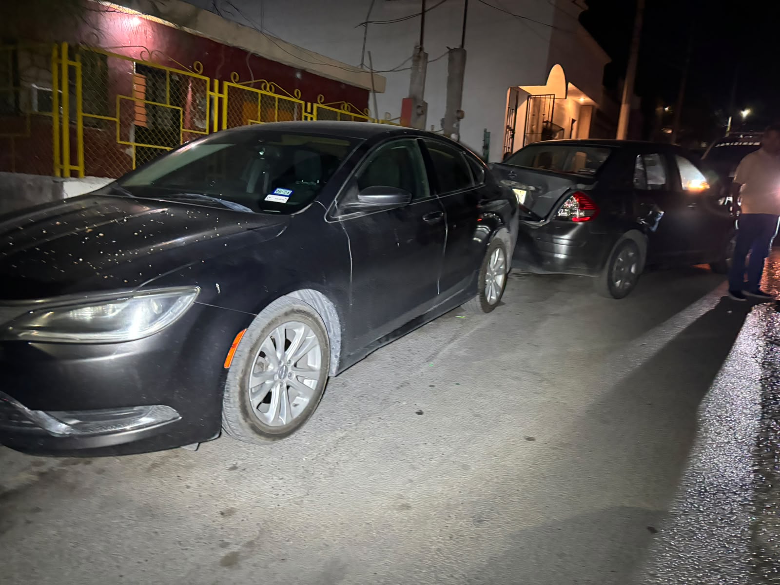 Vehículo sin conductor choca contra automóvil estacionado