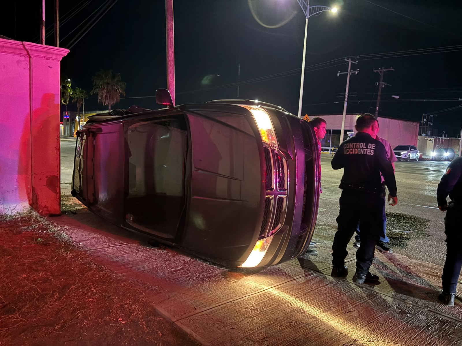 Deja dos lesionados volcadura en Bulevar