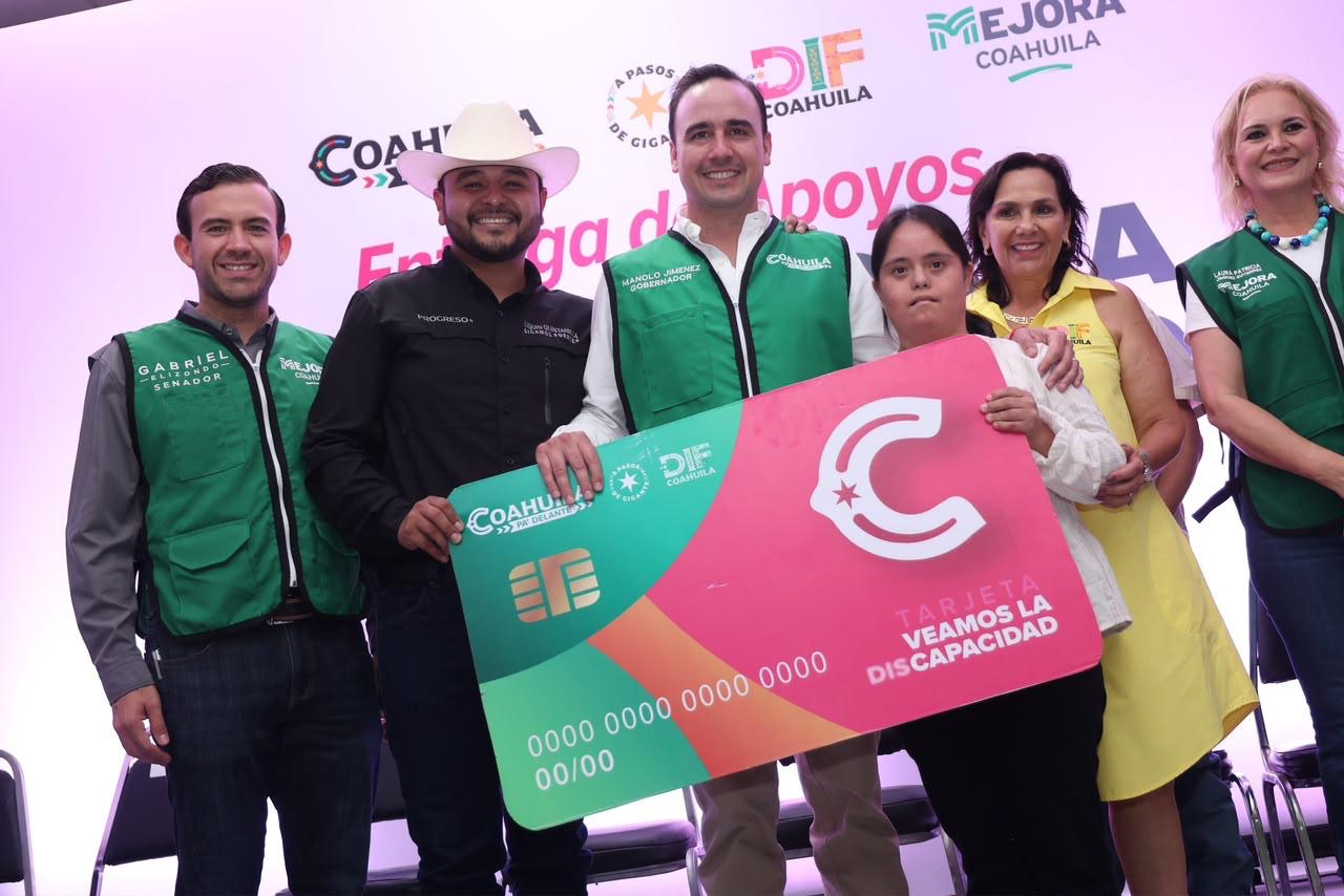 ENTREGAN MILES DE BECAS A PERSONAS CON DISCAPACIDAD