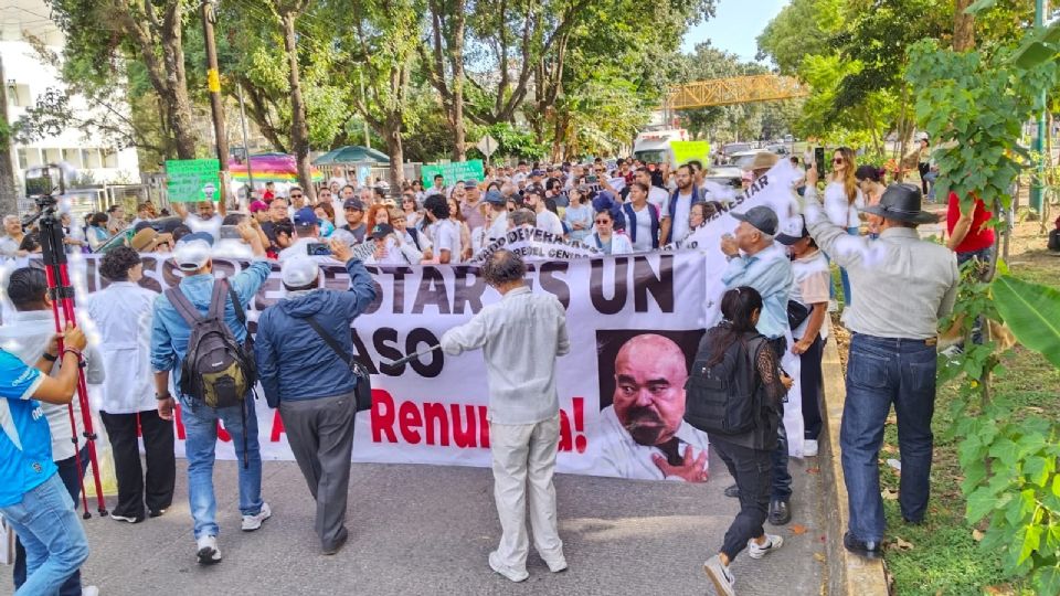 Médicos y ciudadanos marchan en Veracruz por desabasto medicinal