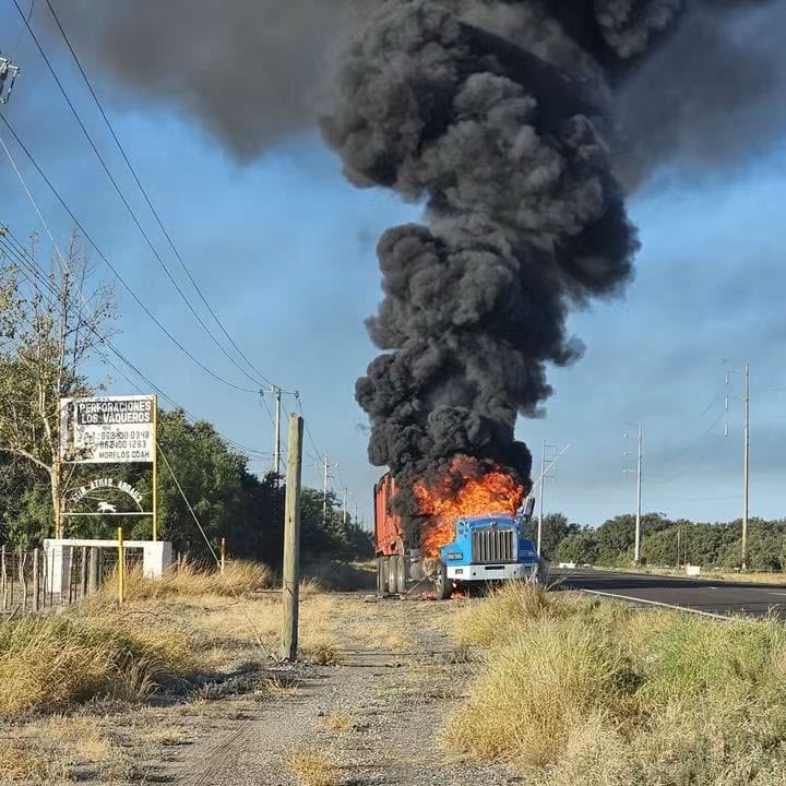 Caos en “El Tronco Mocho”; un tráiler arde y otro vuelca