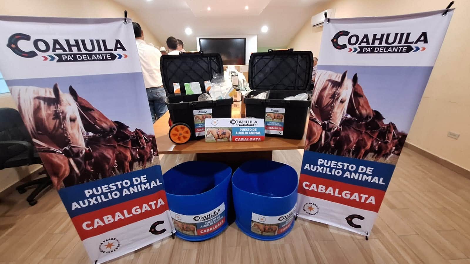 Entrega Chuma apoyos a ganaderos y cabalgantes