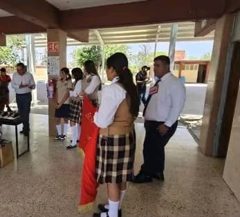 Evacúan secundaria por ataque de abejas