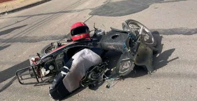 Hospitalizan a motociclista tras fuerte caída en Rosita