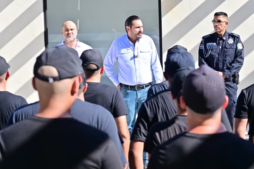 Da Carlos bienvenida a 100 cadetes policiacos