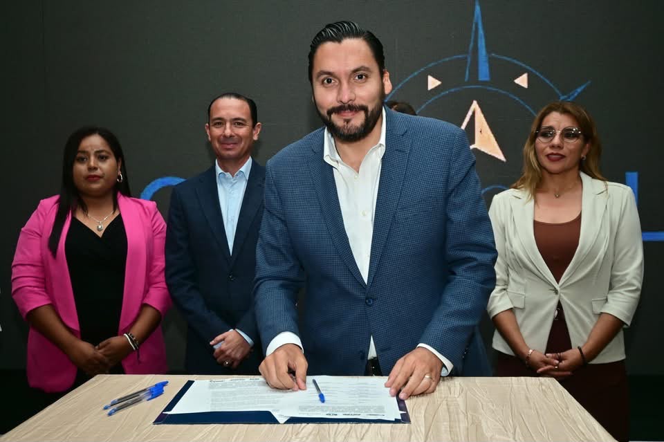 Firma Villarreal Acuerdo de Conectividad Acuña-Torreón