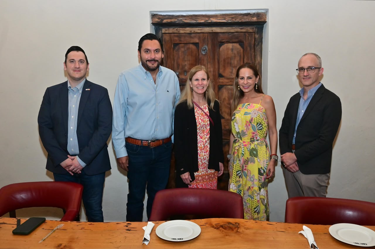 Fortalece Carlos vínculos con Consulado de Estados Unidos