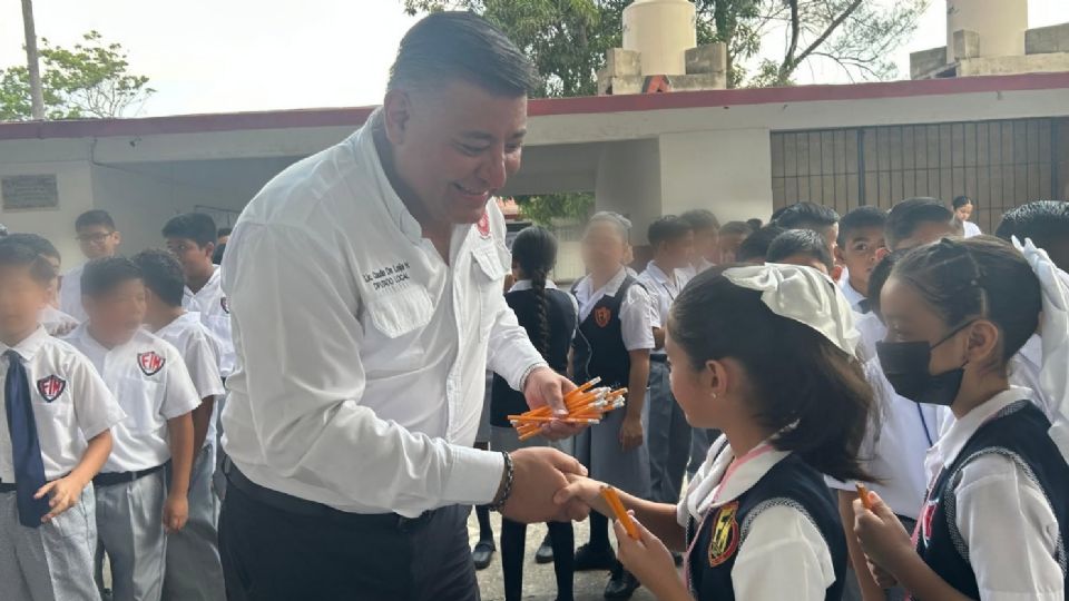 Diputado de Morena entrega un lápiz por cada estudiante
