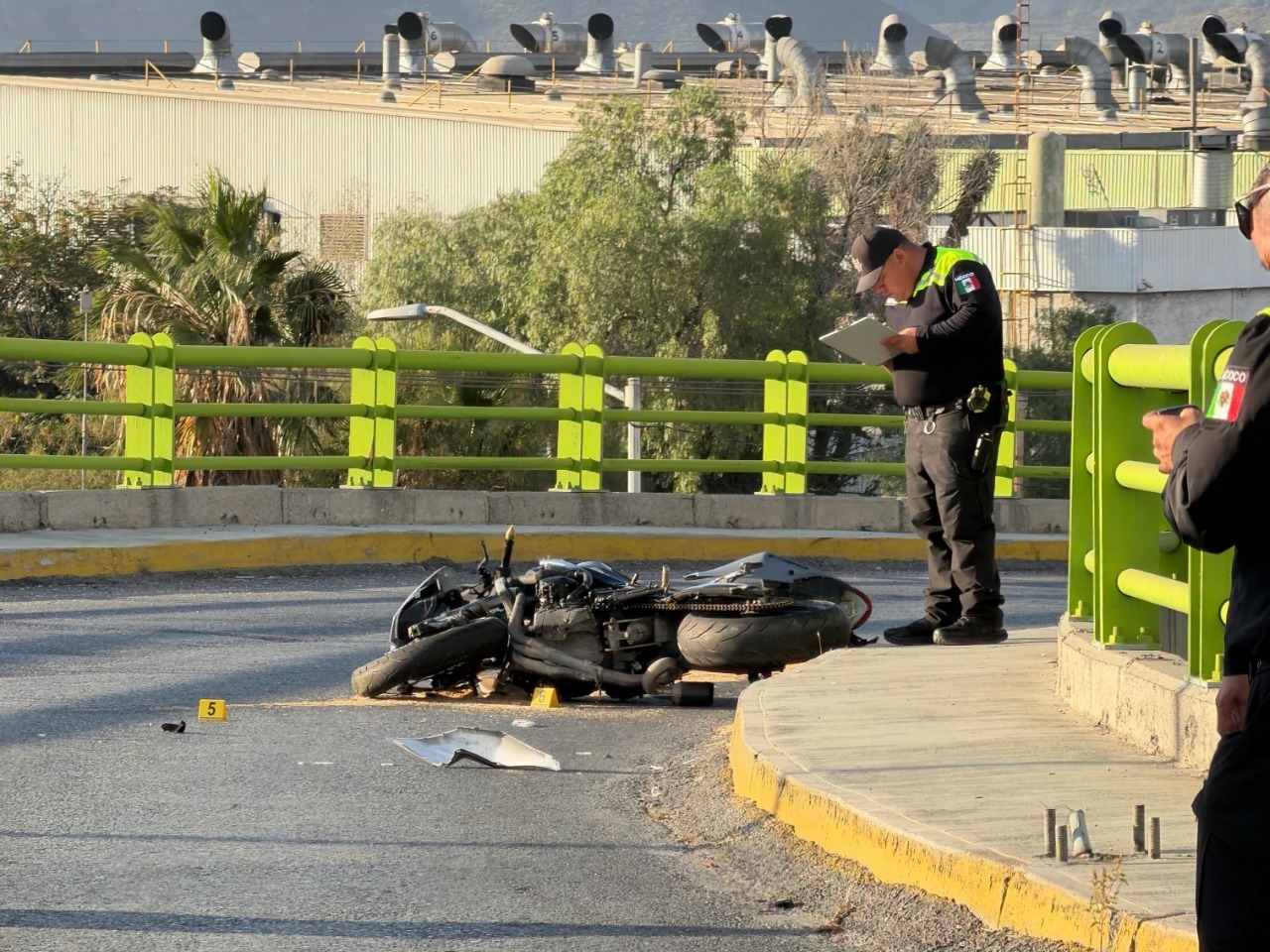 Muere motociclista tras impactarse con puente