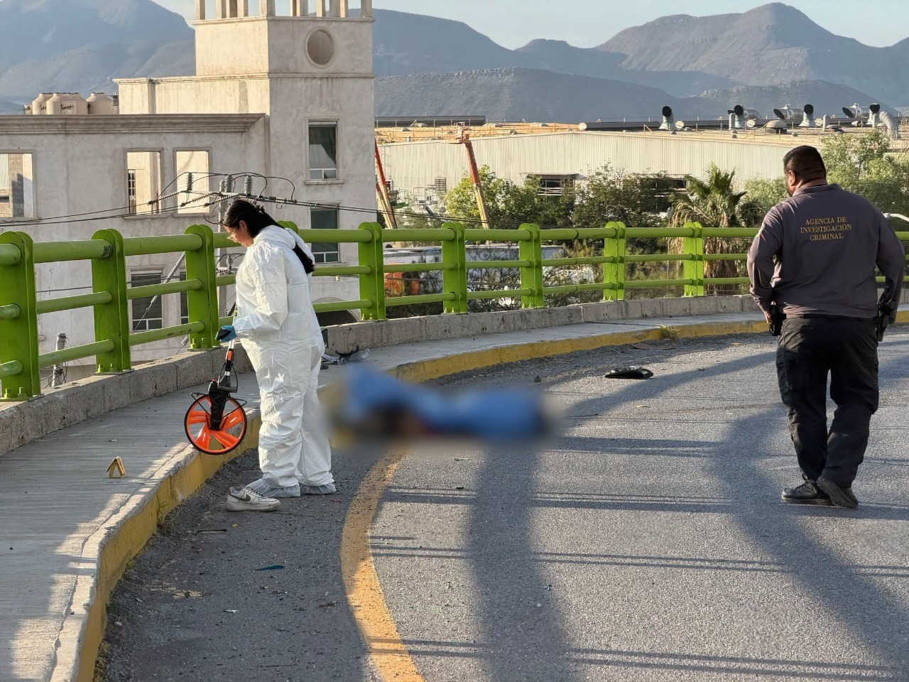 Muere motociclista tras impactarse con puente