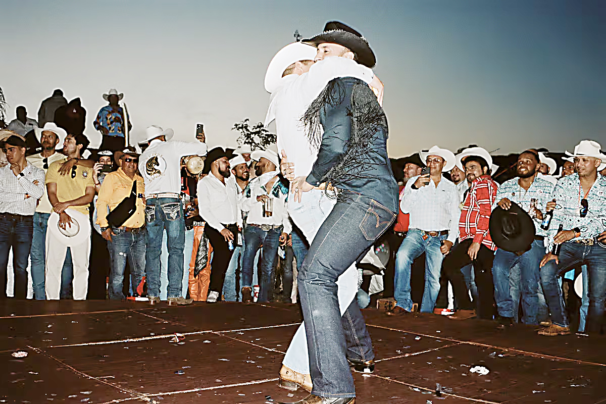 «CABALLITOS» DE TEQUILA, CUMBIA SONIDERA Y BESOS