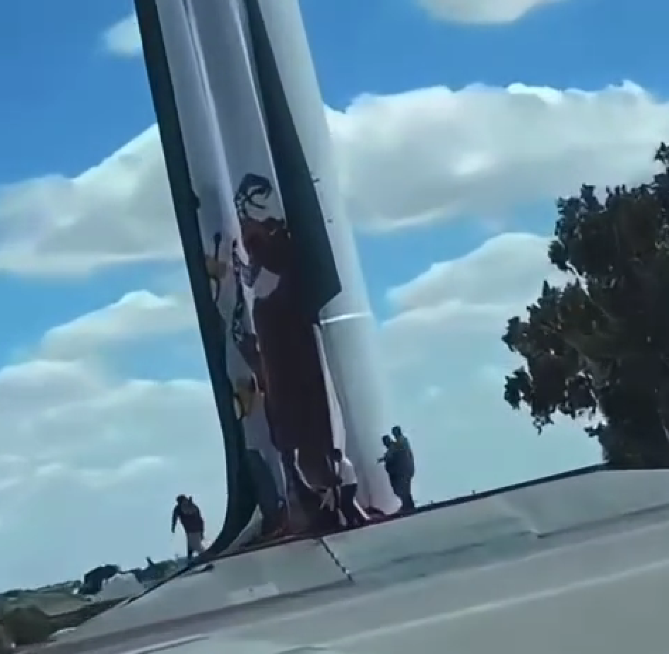 Cae Bandera Monumental en la Gran Plaza de Piedras