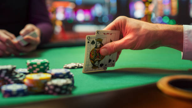 Partidas de dinero real o torneos: la decisión que define tu estilo al jugar al póker online.
