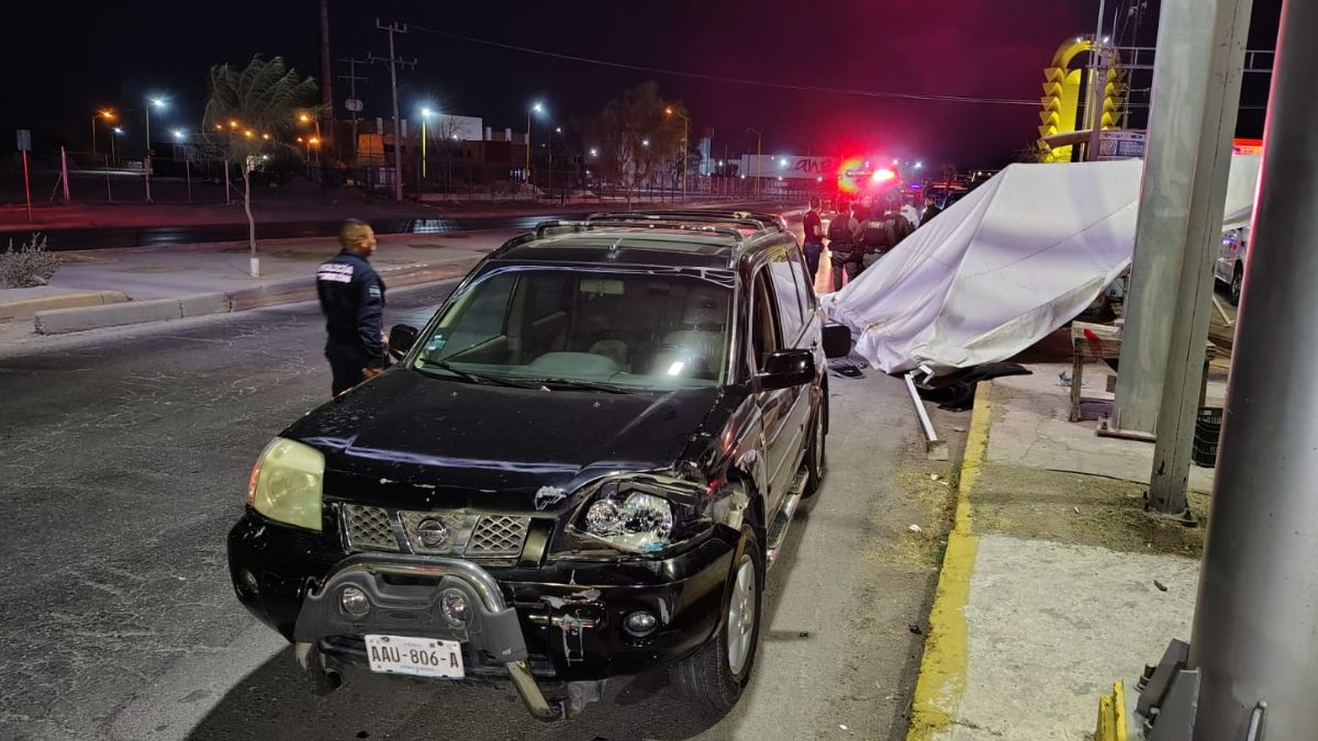 Camioneta choca contra filtro de seguridad y arrolla a dos policías