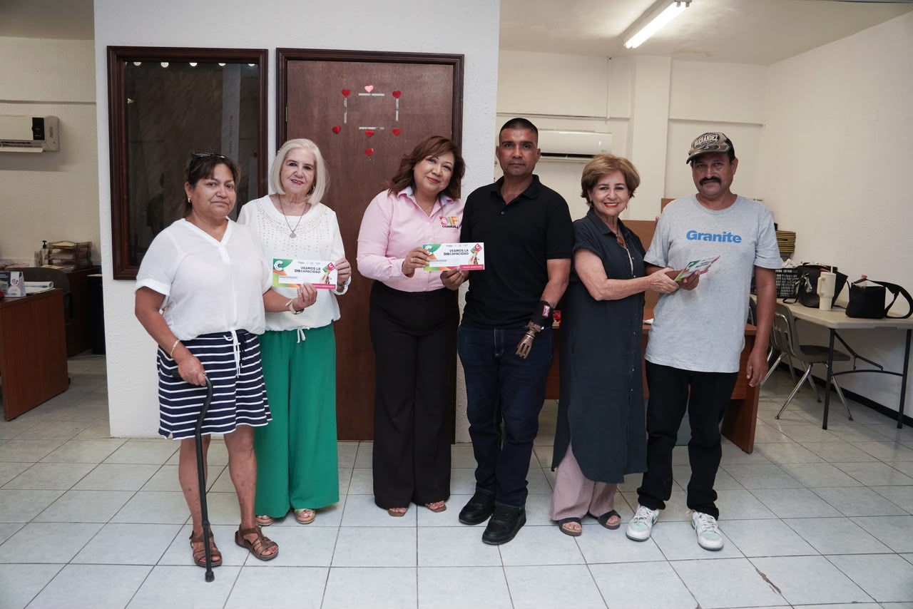 Entrega DIF Sabinas becas a personas con discapacidad