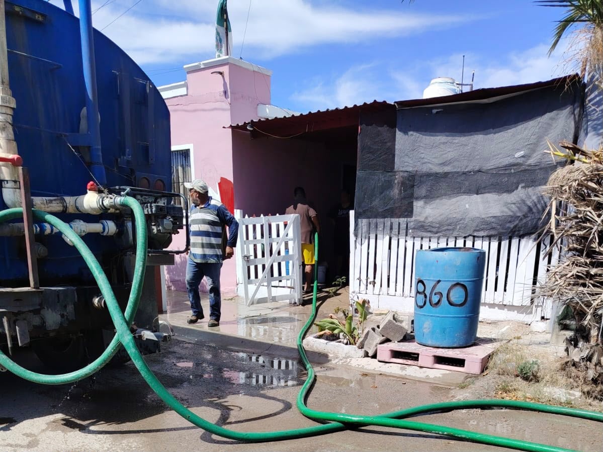 Apoya Chano con pipas de agua en colonias afectadas