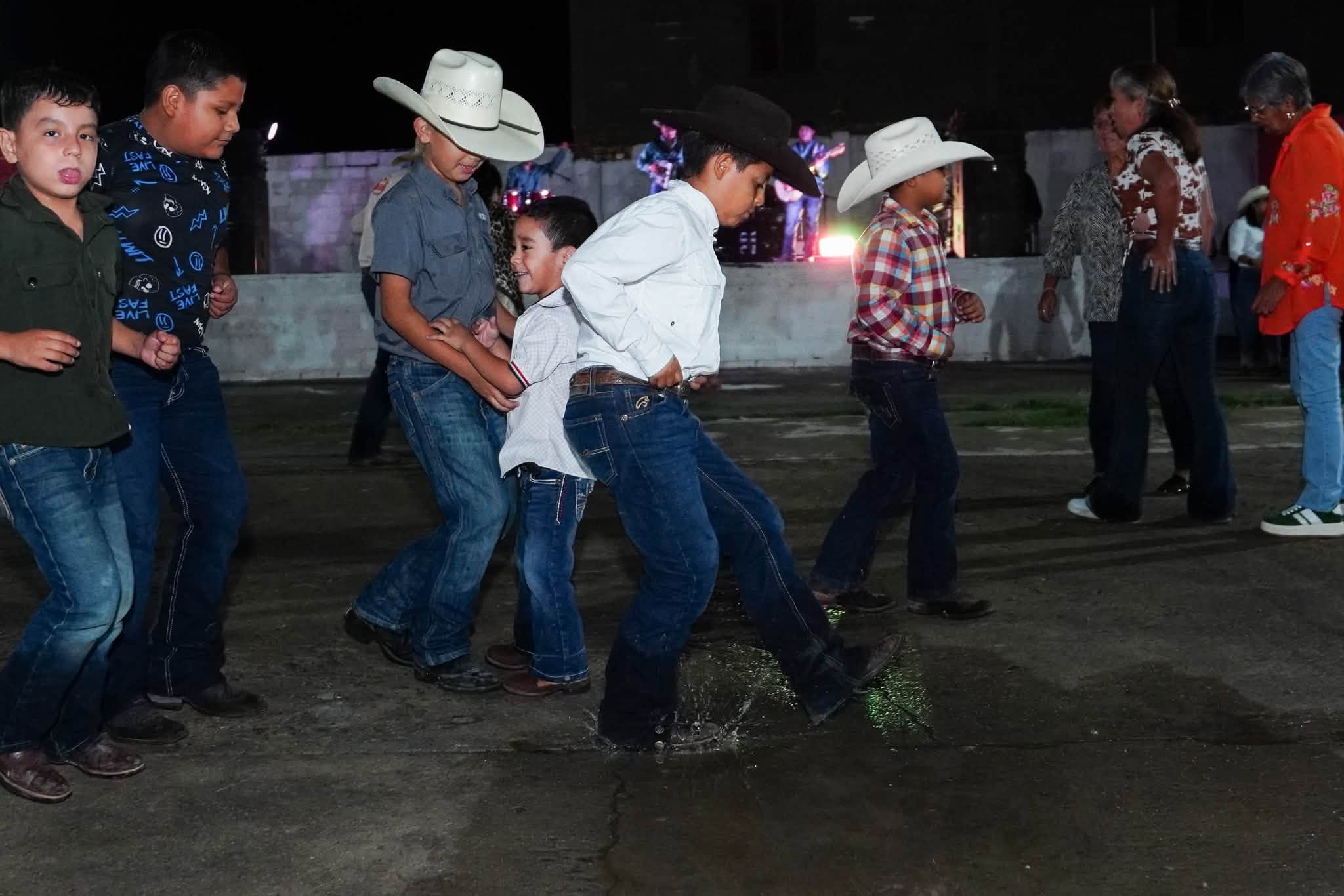 Chano muestra su apoyo en el recorrido