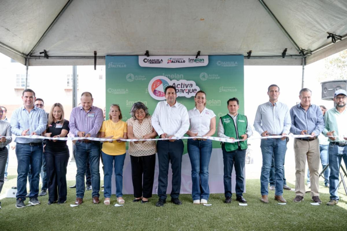 Entregan Javier y Luly otra plaza rehabilitada