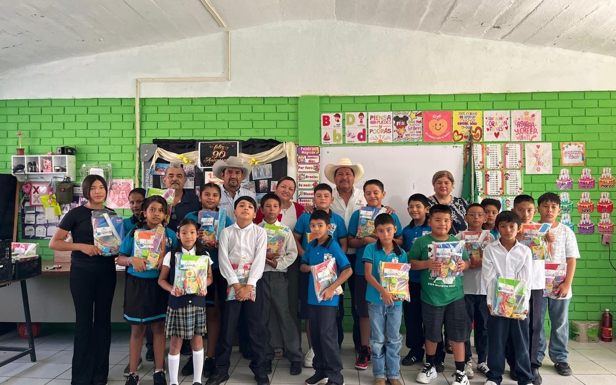 Entrega SB útiles en zonas rurales