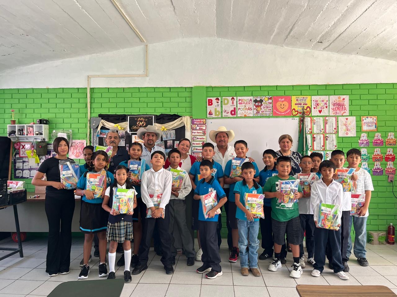Entrega SB útiles en zonas rurales