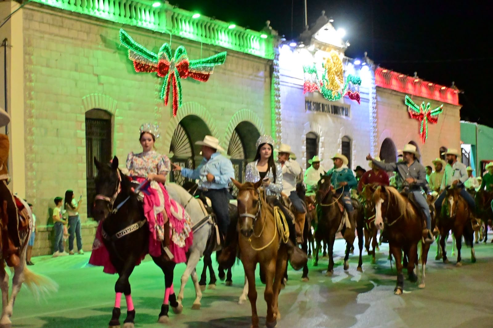 Celebra SB su primera Cabalgata Nocturna