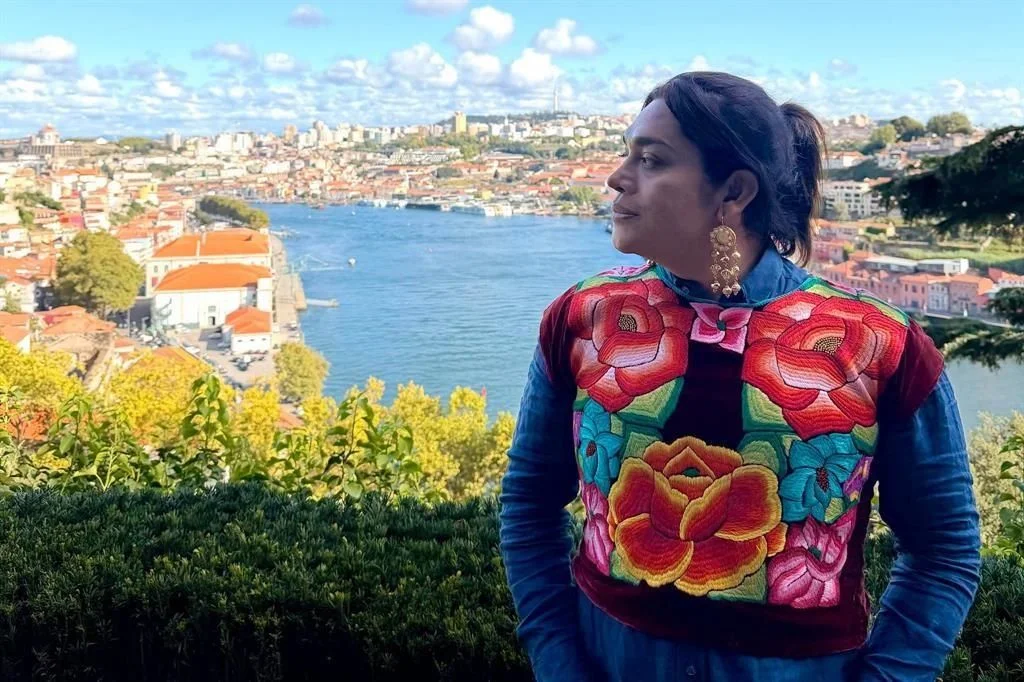 Atacan la casa de artista que bordó vestido de Sheinbaum