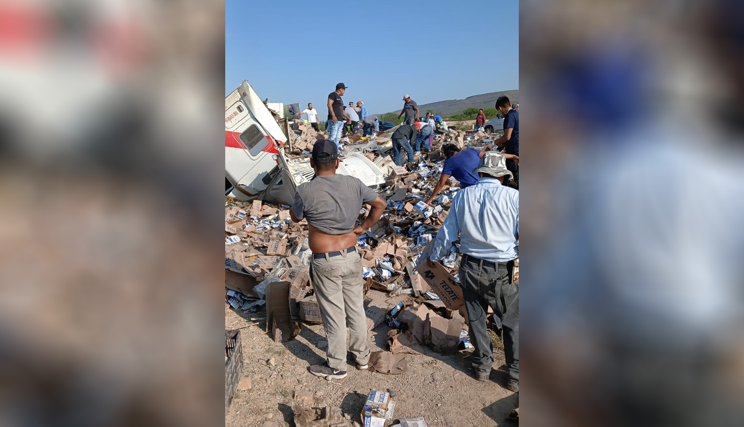 Vuelca tráiler y genera rapiña la cerveza esparcida