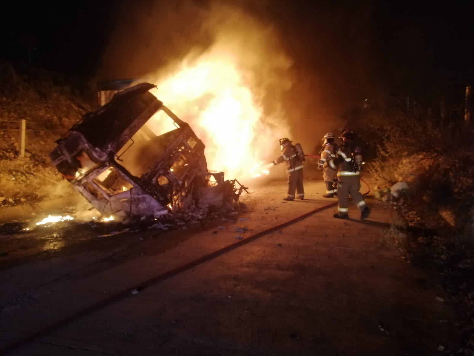 Lucha trailero por su vida tras volcar e incendiarse