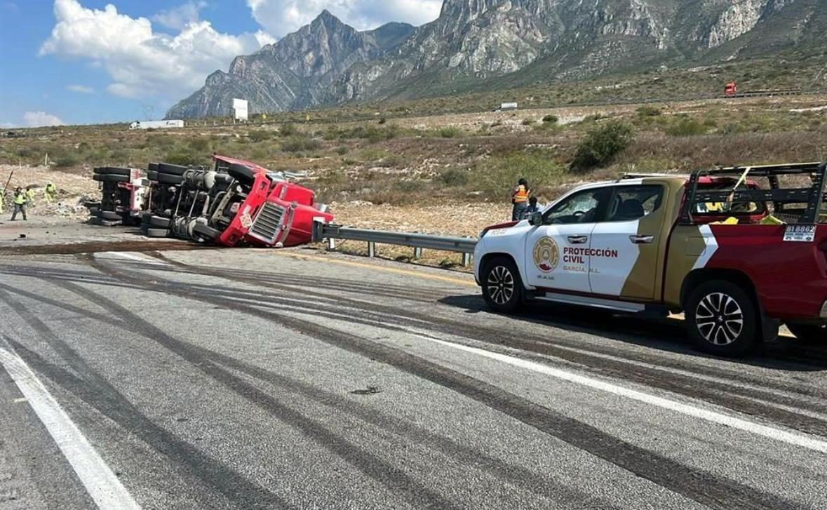 Volcadura de pipa provoca caos vial en carretera a Saltillo