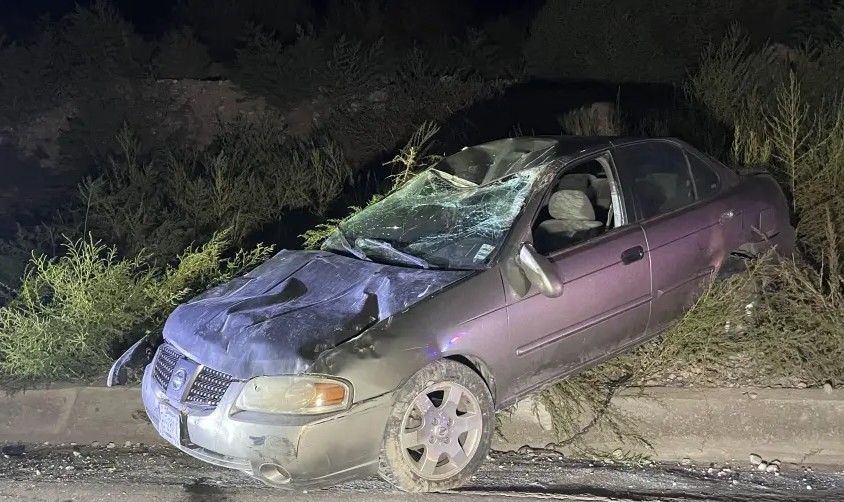 Vuelca y abandona su auto en “La Encantada”