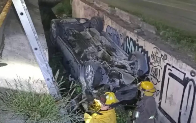 Vuelca borracho y cae a canal pluvial