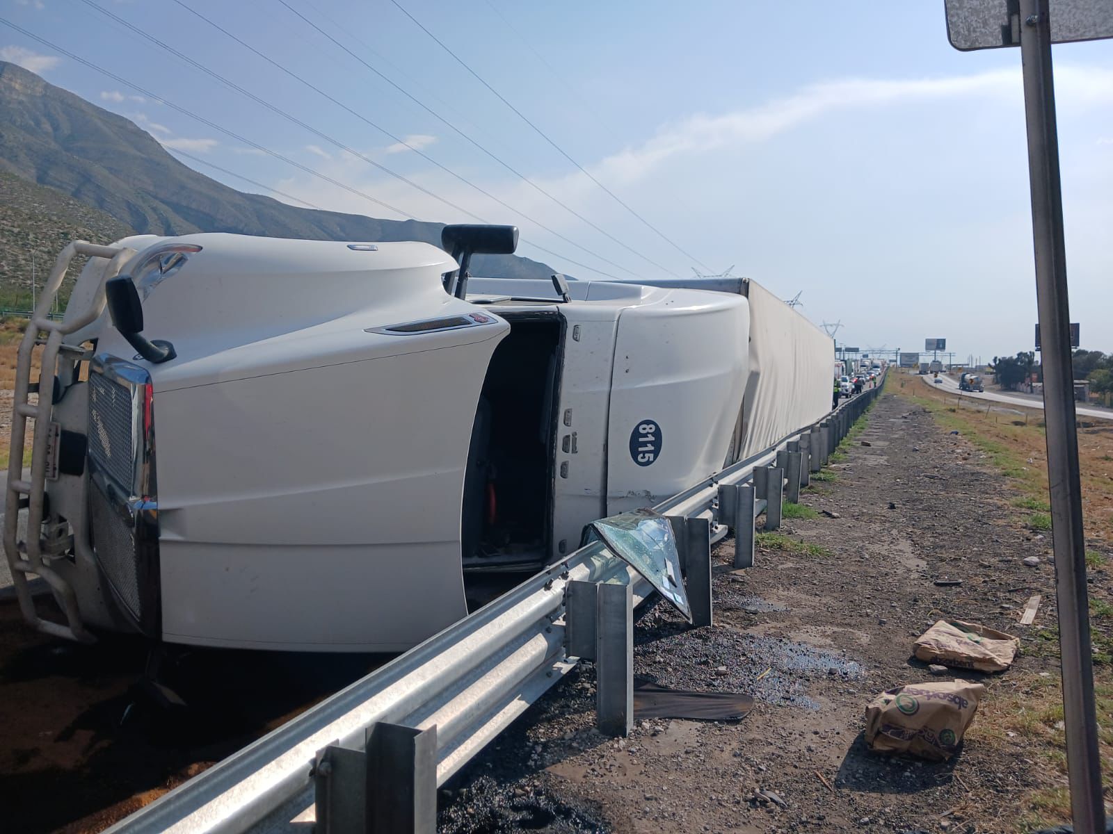 Vuelca tráiler sin frenos en la Saltillo-Monterrey