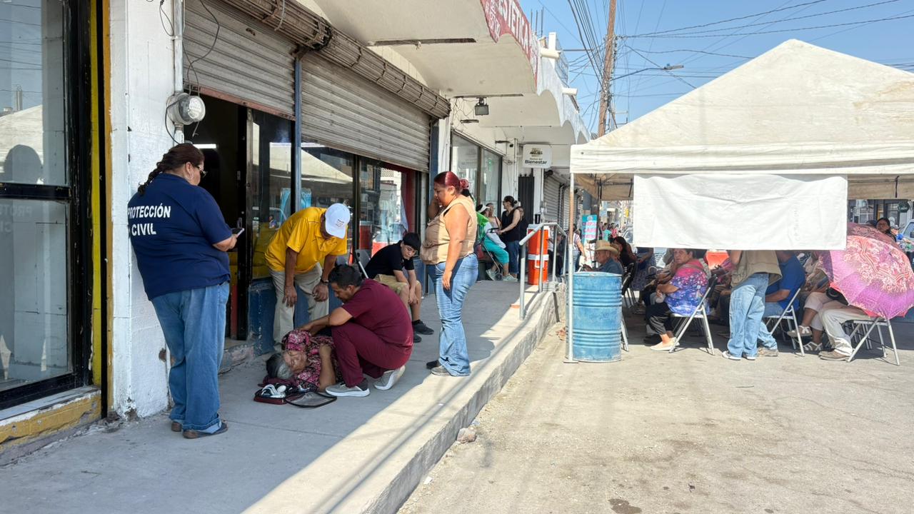 Se desmaya mujer en fila del Banco del Bienestar