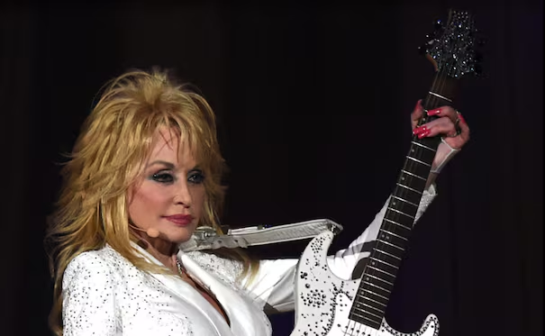 Pleito por el patrimonio de Dolly Parton escala: su exrepresentante acusa a su sobrino de amenazas