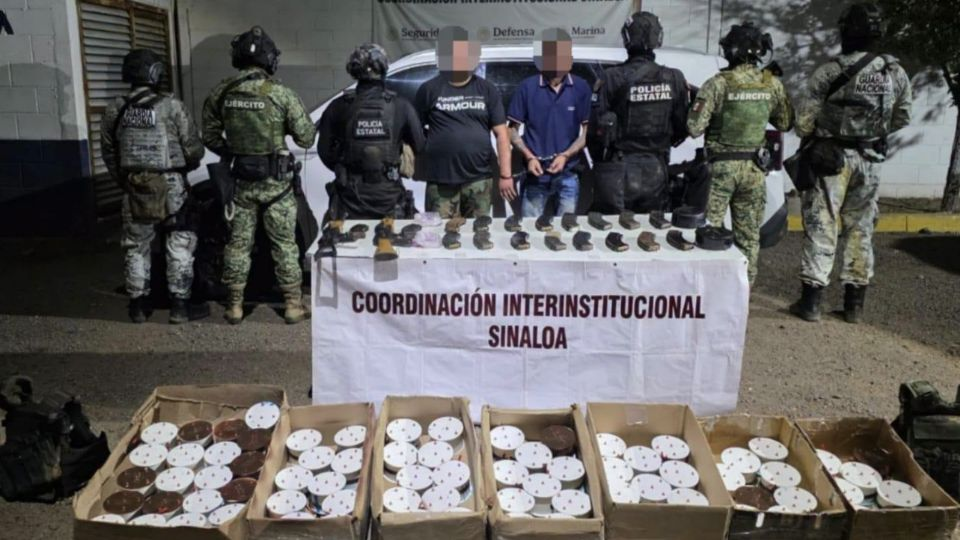 Detienen en Sinaloa a un colombiano con dos fusiles tipo AK-47 y 75 artefactos explosivos