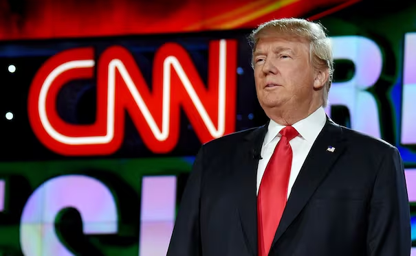 Juez da ultimátum a la Casa Blanca por veto a CNN, Politico y MS NOW; le pide explicar por qué aún impide el acceso a esos medios